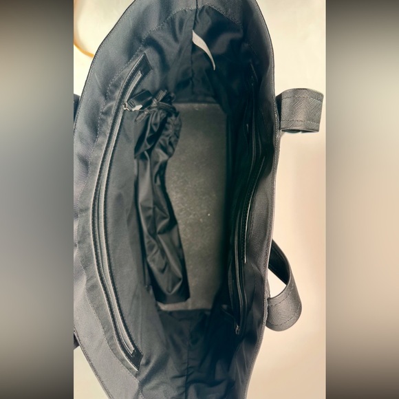 Lululemon All Day Large Tote in Black - Picture 9 of 16